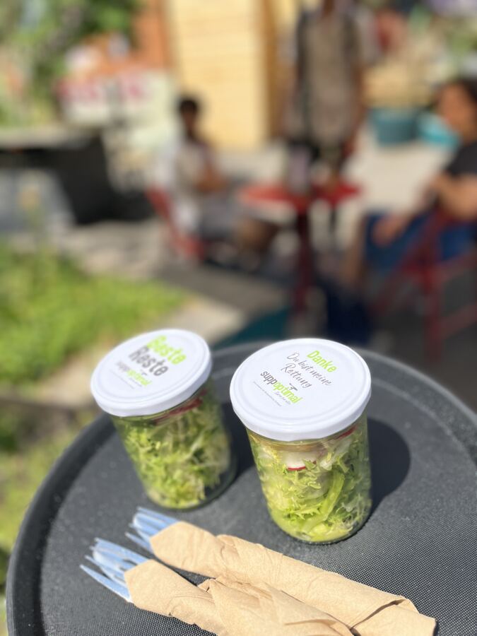 Salate im Glas aus geretteten Lebensmitteln
